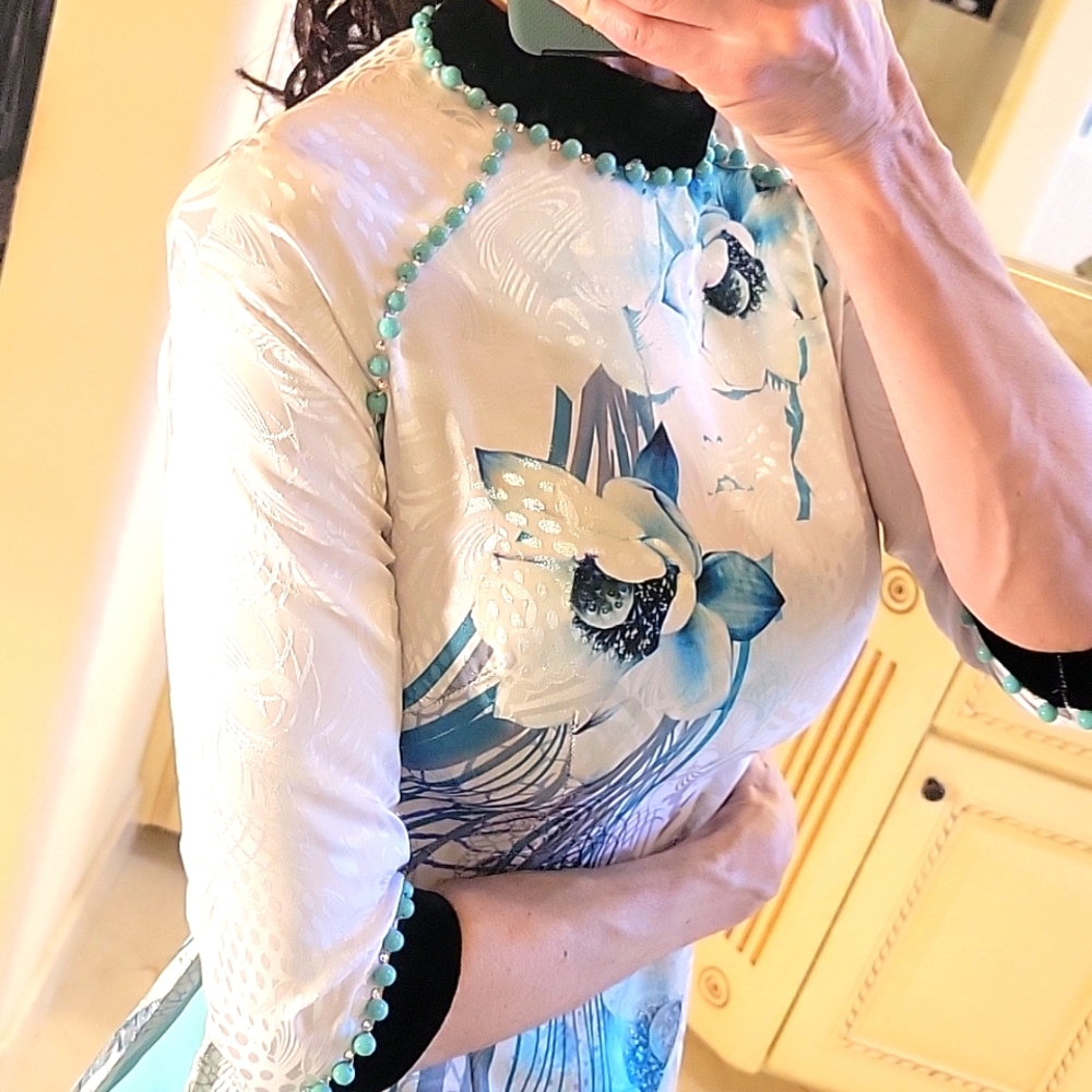 Gorgeous Vietnamese áo dài - Long Tunic Over Pants,  XS - Picture 13 of 16